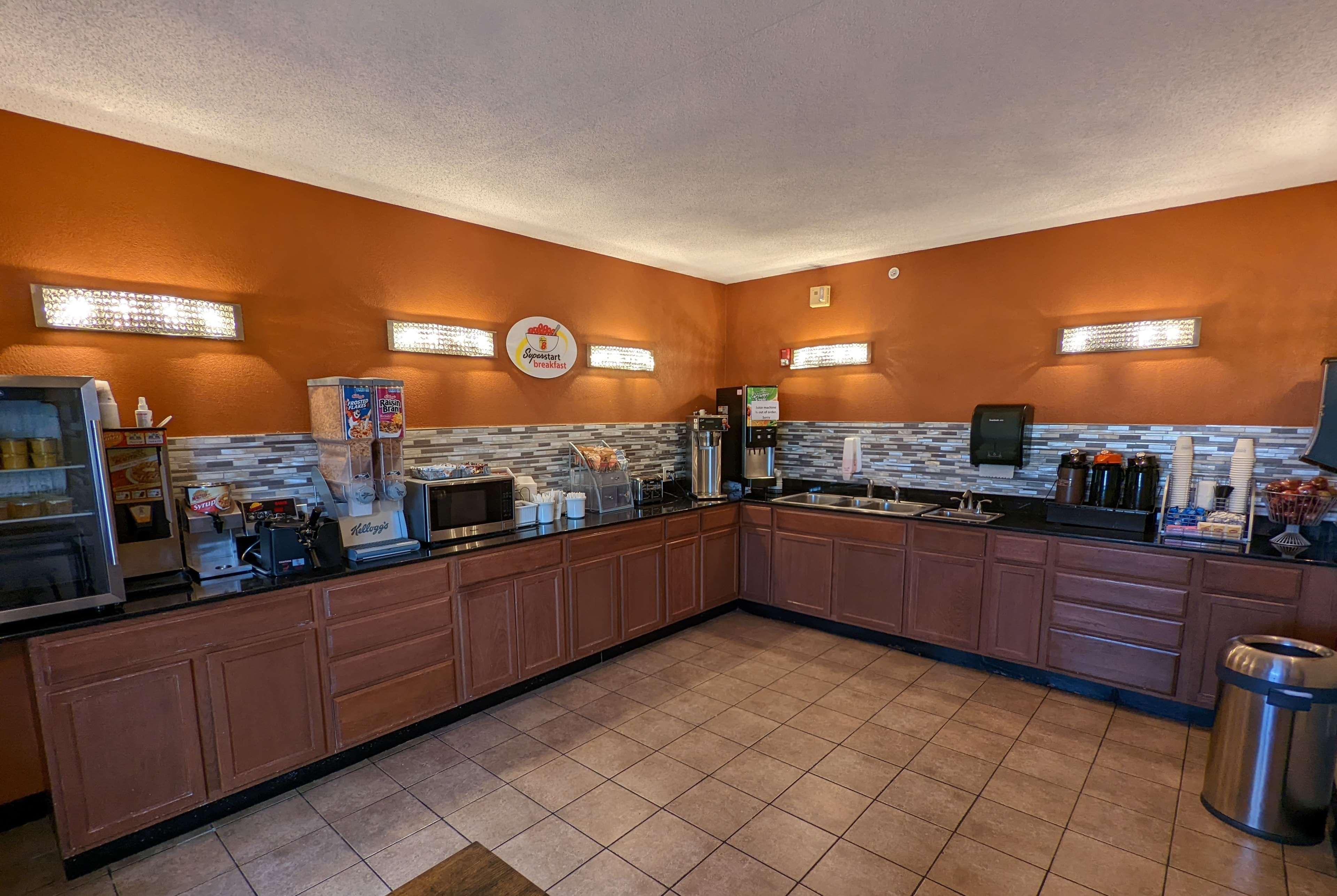 Super 8 By Wyndham Wichita North Hotell Eksteriør bilde